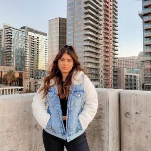 Blanknyc jean jacket with teddy sleeves